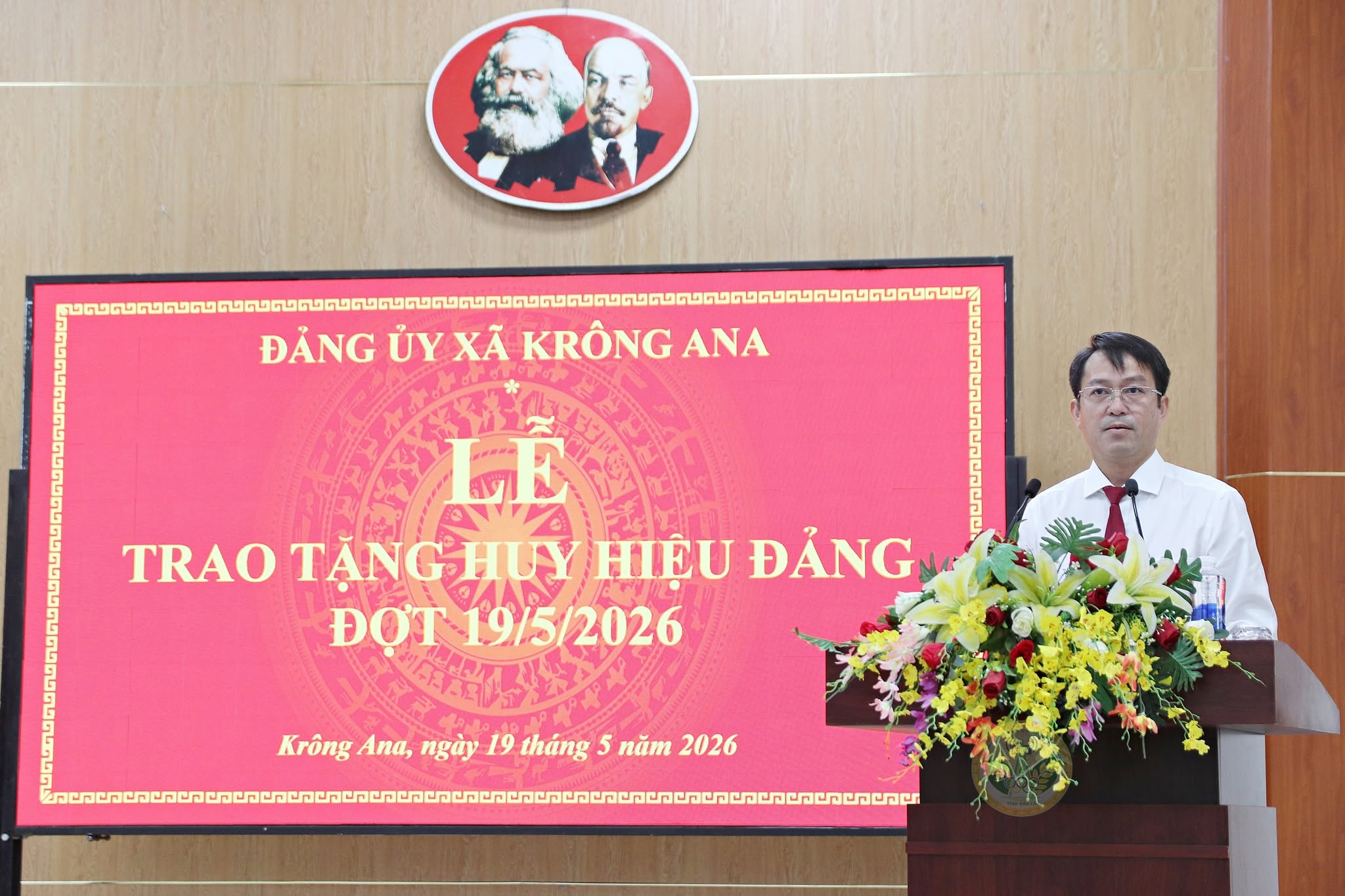 Đảng ủy xã Krông Ana tổ chức Lễ trao tặng Huy hiệu Đảng đợt 19/5